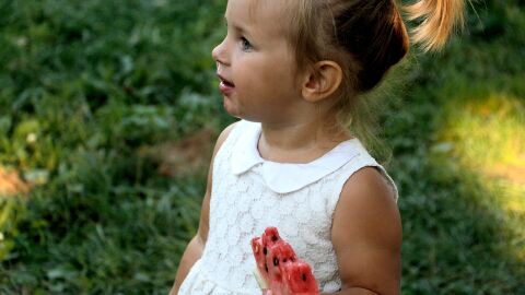 Ni&ntilde;a comiendo sand&iacute;a