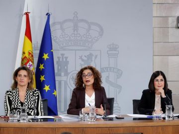 María Jesús Montero (c), junto a Teresa Ribera (izq.) y Carolina Darias (der.)