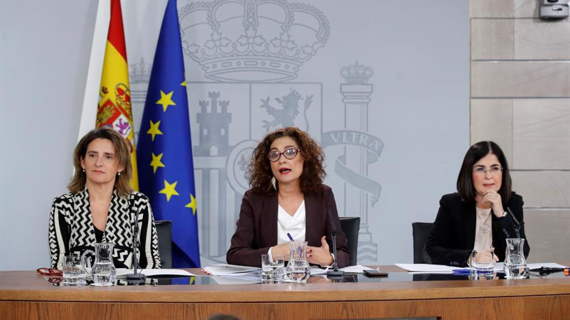 María Jesús Montero (c), junto a Teresa Ribera (izq.) y Carolina Darias (der.)