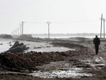 Un hombre caminan por la playa de la Marquesa en el Delta del Ebro (Tarragona).