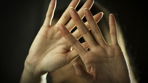 Suspenden el ingreso en prisión de una joven por agredir a su novio porque era maltratada Suspenden el ingreso en prisión de una joven por agredir a su novio porque era maltratada
