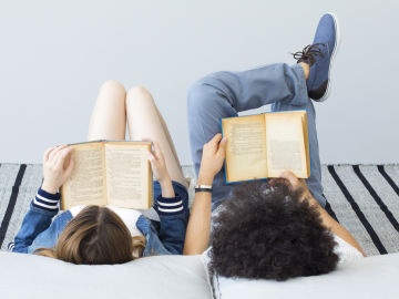Jóvenes leyendo 