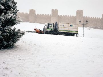 Una m&aacute;quina quitanieves retira la nieve junto a la muralla de &Aacute;vila