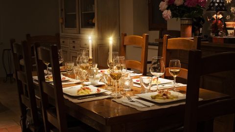 Una mesa preparada para la cena Una mesa preparada para la cena