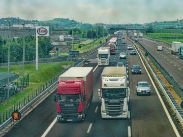 Camiones circulando por autopista