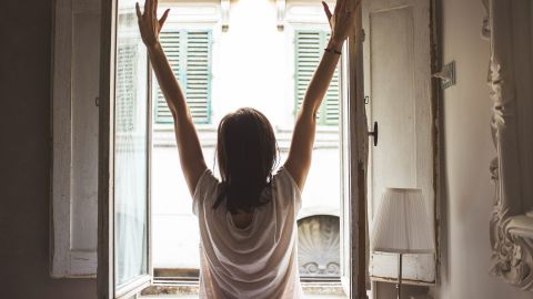 Una persona asomada a la ventana