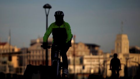 Un hombre en bicicleta circulaba hoy domingo por el paseo marítimo de A Coruña