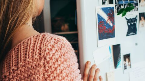 Mujer abriendo una nevera