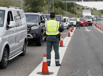 Control de la Guardia Civil de Trafico en la salida de Madrid, a la altura del Km 17 de la A-1, para identificar desplazamientos no justificados durante el estado de alarma