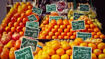 Puesto de fruta en un mercado