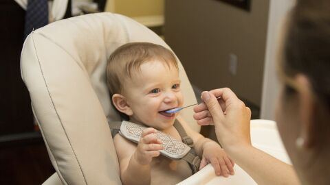 Bebé comiendo Bebé comiendo