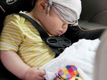 Un ni&ntilde;o en una sillita infantil