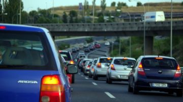 Coches circulando por la carretera