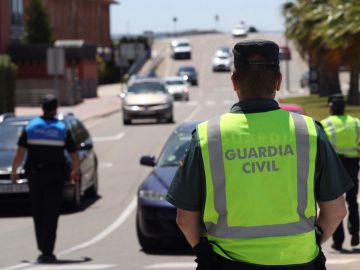 Un agente de la Guardia Civil, en un control de tr&aacute;fico