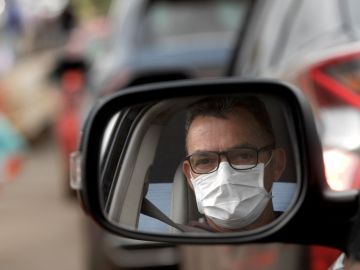 Conductor con mascarilla