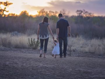 Padres con su hija 