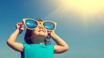 Niña con gafas de sol