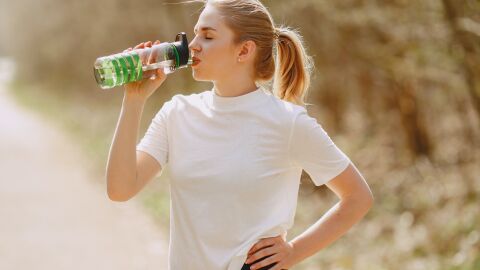 Mujer bebiendo agua Mujer bebiendo agua