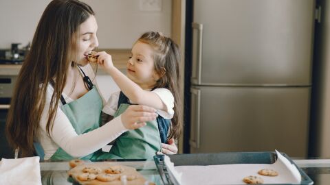 Hija y madre comiendo