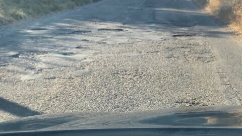 Carretera con socavones