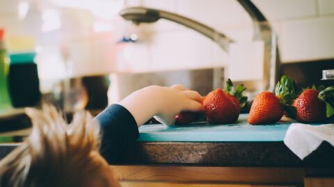 Ni&ntilde;o comiendo fruta