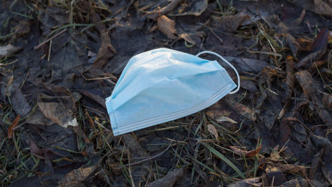 Una mascarilla en el suelo 