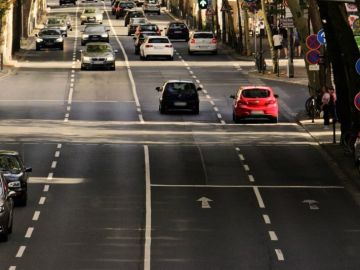 Coches circulando por una zona urbana