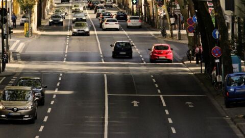 Coches circulando por una zona urbana