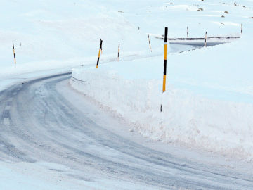 Carretera cubierta por la nieve 