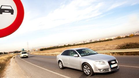 Coches circulando por carreteras secundarias