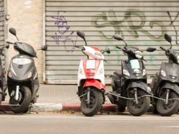 Motos aparcadas en la calle