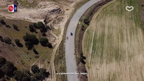 La distancia mínima al adelantar a un ciclista debe ser de 1,5 metros La distancia mínima al adelantar a un ciclista debe ser de 1,5 metros