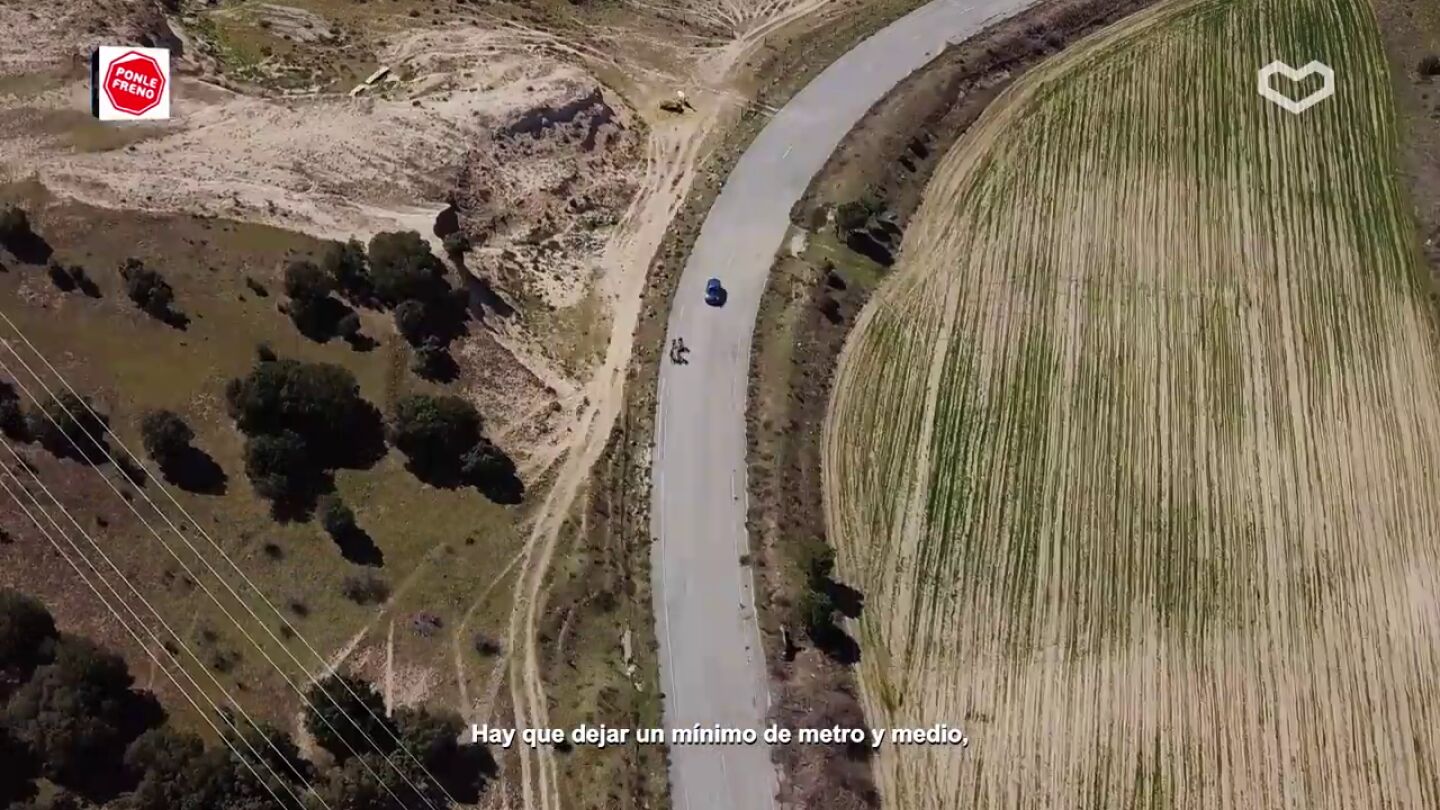 La distancia mínima al adelantar a un ciclista debe ser de 1,5 metros La distancia mínima al adelantar a un ciclista debe ser de 1,5 metros