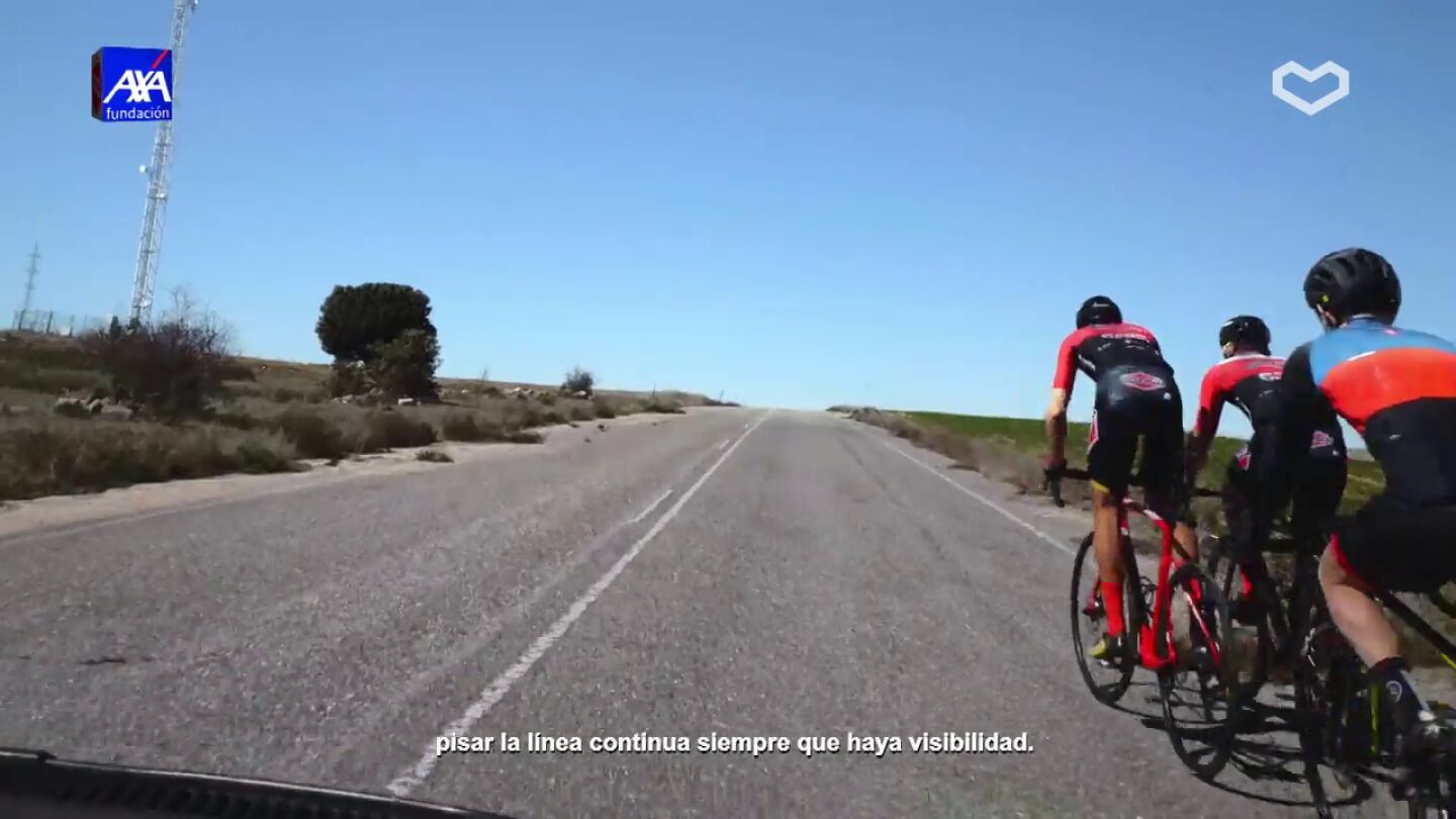Puedes pisar la línea continua para adelantar a un ciclista siempre que haya visibilidad Puedes pisar la línea continua para adelantar a un ciclista siempre que haya visibilidad