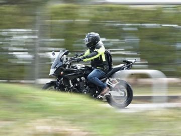 Motorista circulando por la carretera