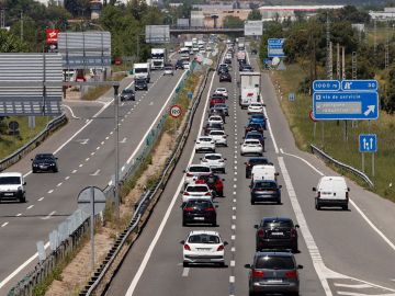 Vista del tráfico en la carretera de Burgos a la altura de la localidad madrileña de San Agustín de Guadalix este viernes.