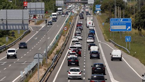 Vista del tráfico en la carretera de Burgos a la altura de la localidad madrileña de San Agustín de Guadalix este viernes.