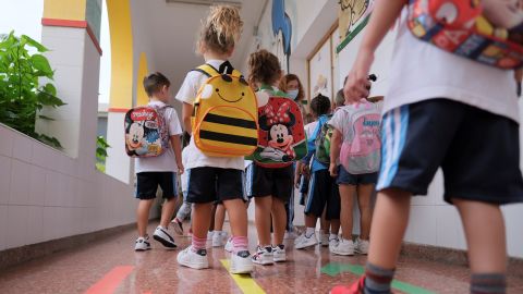 Ni&ntilde;os van al colegio