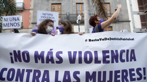 Concentración contra la violencia machista en Tenerife tras el hallazgo del cuerpo de Olivia Concentración contra la violencia machista en Tenerife tras el hallazgo del cuerpo de Olivia