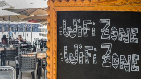 Un letrero anuncia wifi gratis en una terraza