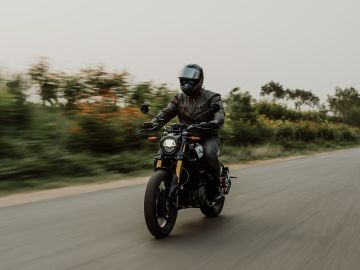 Motorista en carretera