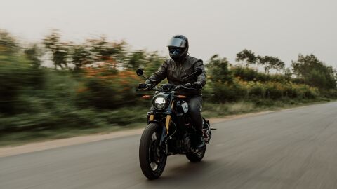 Motorista en carretera
