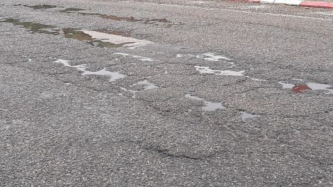Carretera peligrosa con baches en Lleida