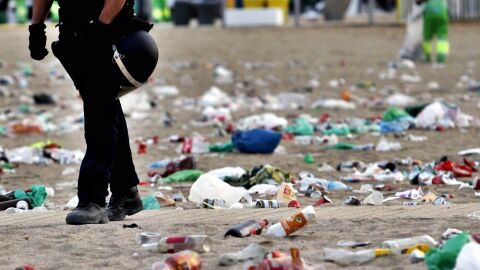 magen de basura en una playa de Barcelona tras un macrobotellón