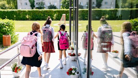 Ni&ntilde;as caminando al colegio
