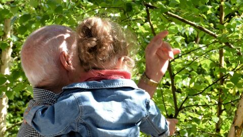 Un abuelo con su nieta Un abuelo con su nieta
