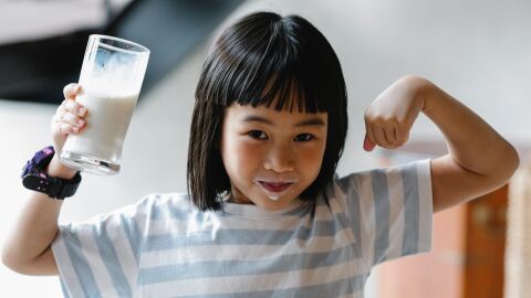 Ni&ntilde;a bebiendo leche