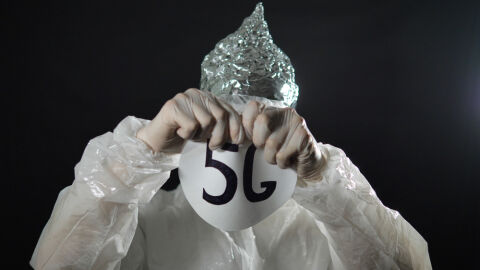 Conspiranaoia con los chips y las vacunas.