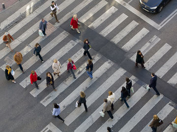 Peatones cruzando por un paso de cebra