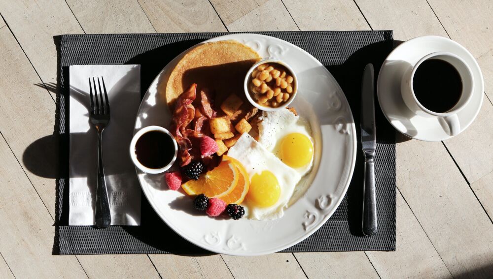 Café, huevos, lácteos y otros alimentos "mitos" de la hipertensión: esta es la dieta que recomiendan los expertos 